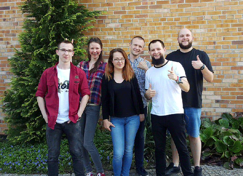 Zdjęcie - Europejski zwycięzca (CID 997-915-7178) w składzie: Michał Paszyn (kapitan), Marek Buliński (wice), Damian Koniuszy, Kamila Malanowicz, Kamil Poturalski, Aneta Disterheft; studenci przygotowali i przeprowadzili kampanię dla serwisu sklepu solve24.pl firmy SOLVE Elektronika, która jest dystrybutorem sprzętu elektronicznego, głównie kamer samochodowych, sportowych i oświetlenia rowerowego z siedzibą w Tychach.