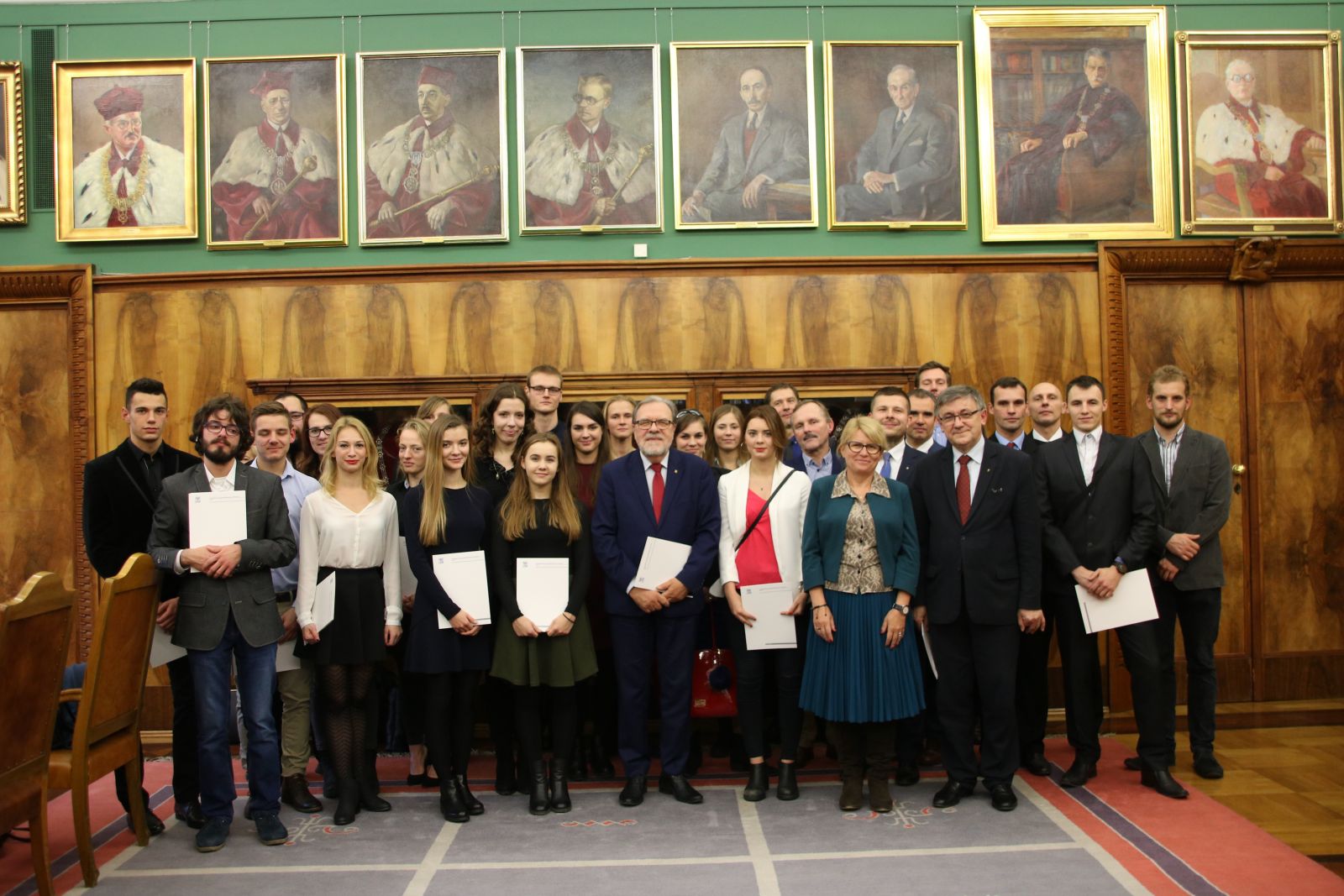 Najlepsi studenci-sportowcy wraz z gronem rektorskim