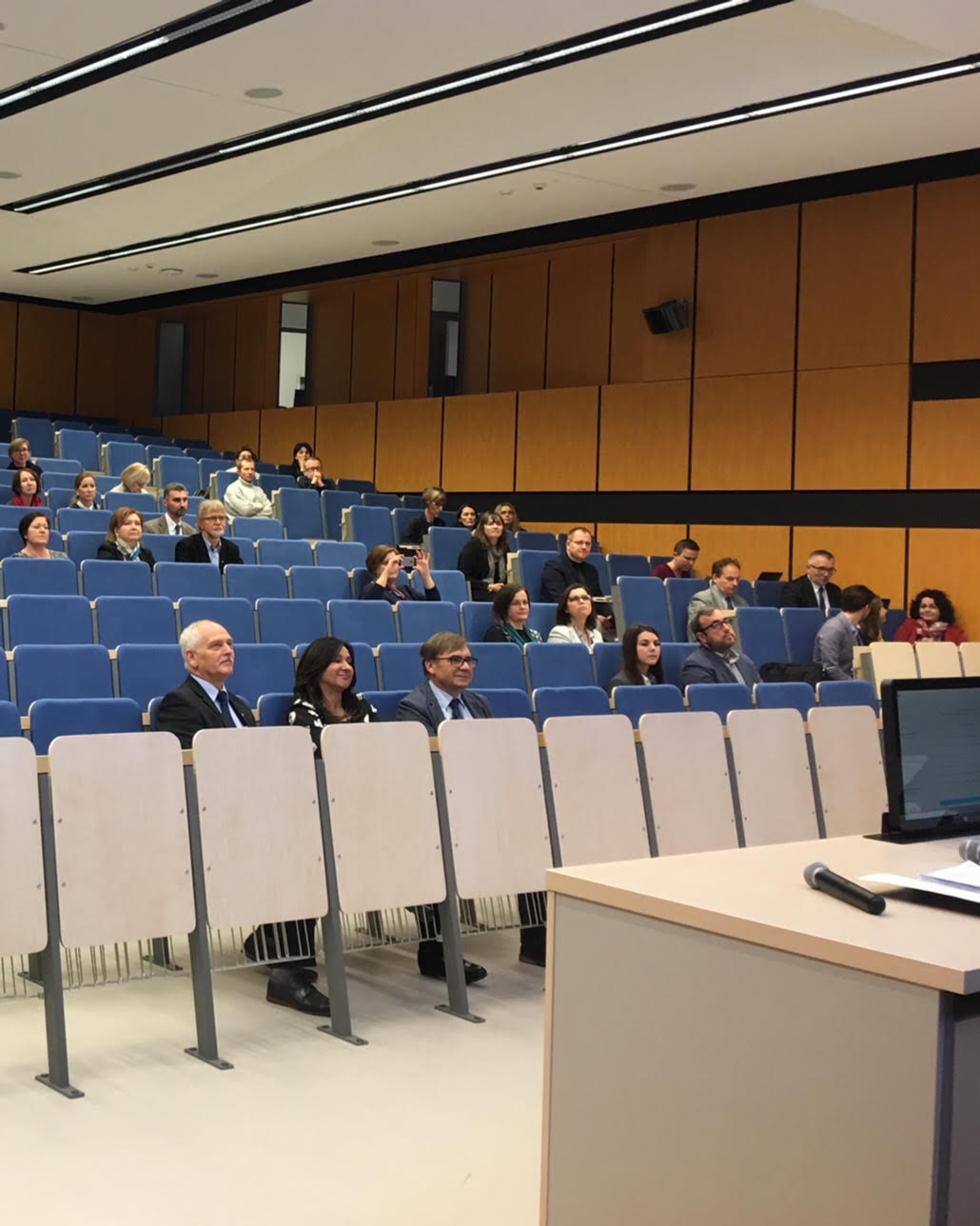 W konferencji udział wzięli Rektorzy UAM, przedstawiciele władz dziekańskich, nauczyciele akademiccy, pracownicy administracji, doktoranci oraz studenci