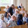 Grupa uczestników konferencji w sali wykładowej.