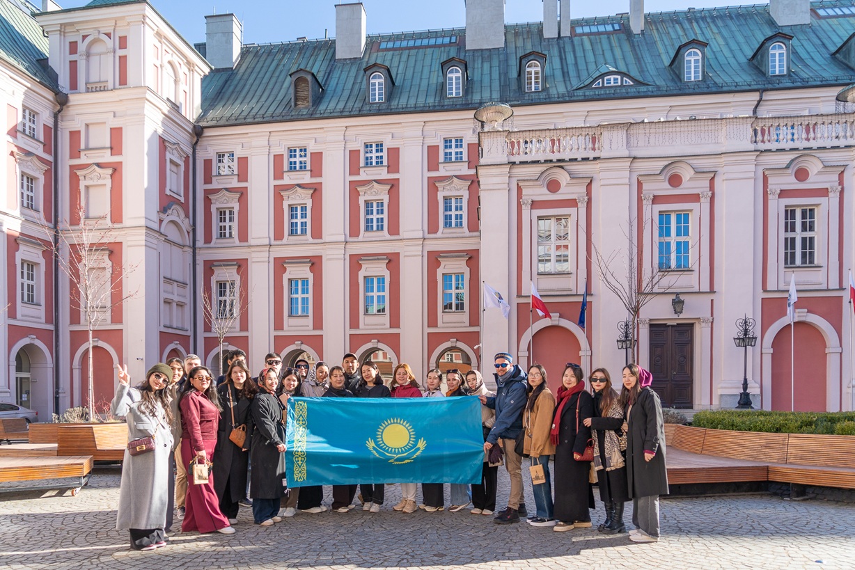 Internship Participants in from of the Poznań's Fara