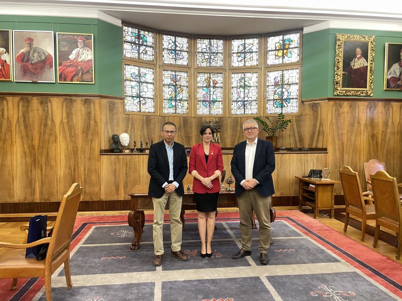 Visit of the Charge d'Affaires of the Republic of Indonesia to AMU. Photo from the meeting with prof. Rafał Witkowski, Vice-Rector for International Cooperation, in the office of Her Magnificence the Rector. 