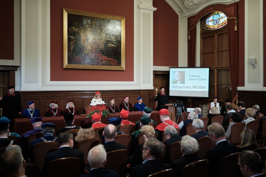 The Presentation Ceremony of AMU Honorary Doctorate to Prof. Johannes Muller. The event took place in the Lubrański Hall in the Collegium Minus Building.