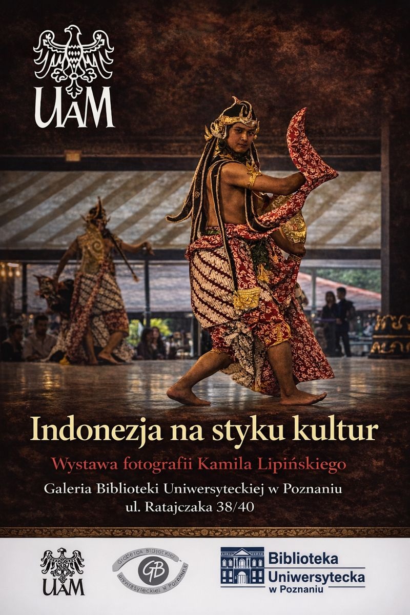 Plakat wystawy fotografii »Indonezja na styku kultur« autorstwa Kamila Lipińskiego; na zdjęciu tancerz w tradycyjnym stroju indonezyjskim podczas występu. Wystawa w Galerii Biblioteki Uniwersyteckiej w Poznaniu.