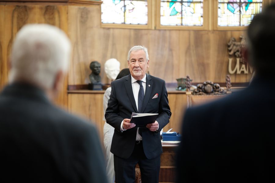 The posthumous award ceremony for the Alumno Bene Merenti medal to General Prof. Elżbieta Zawadzka, held in the AMU Rector's Office