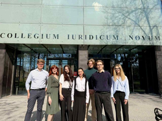 grupa studentek na tle budynku, w którym mieści się Wydział Chemii