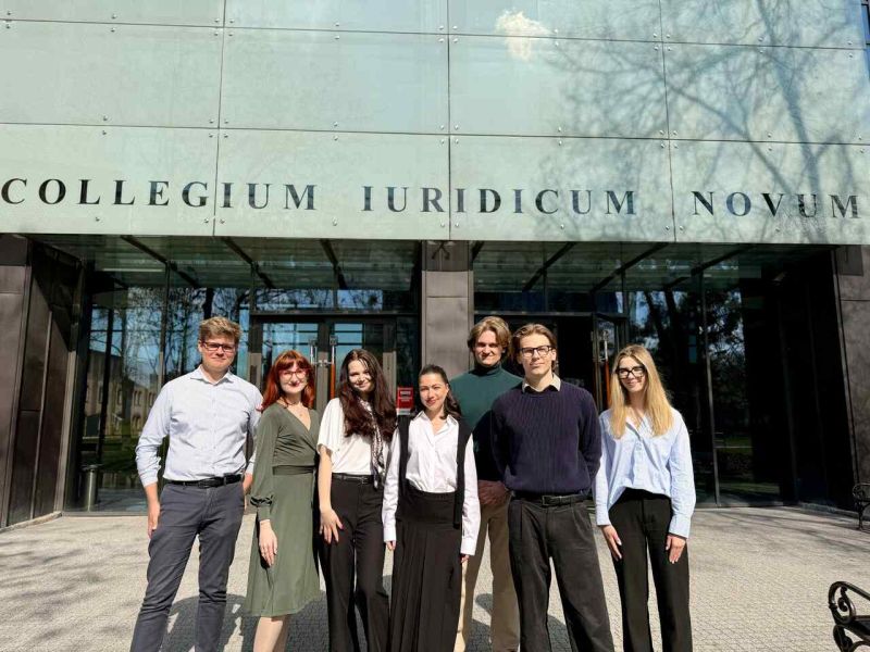 grupa studentek na tle budynku, w którym mieści się Wydział Chemii