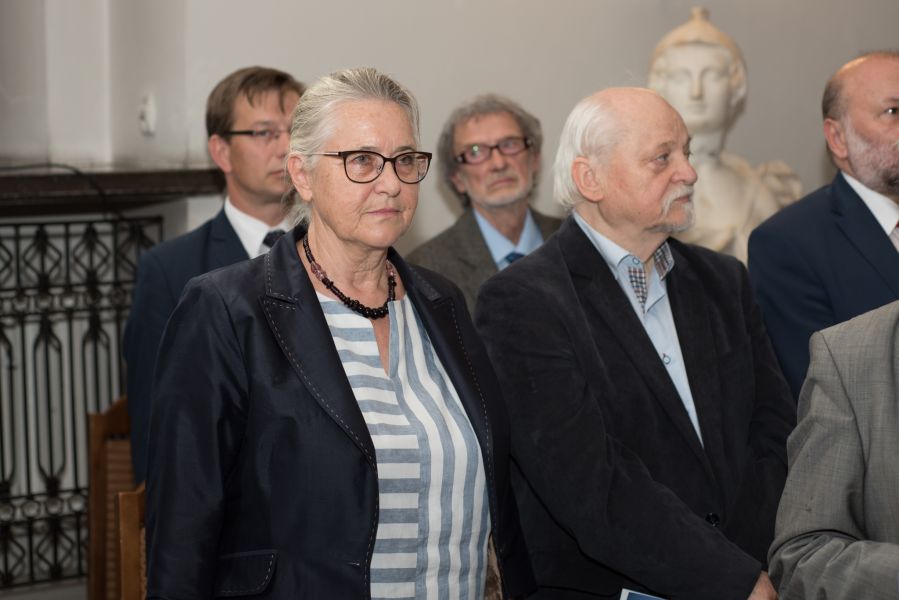 Zdjęcie -  prof. Hanna Kóčka-Krenz, podczas uroczystej sesji Rady Miasta podczas