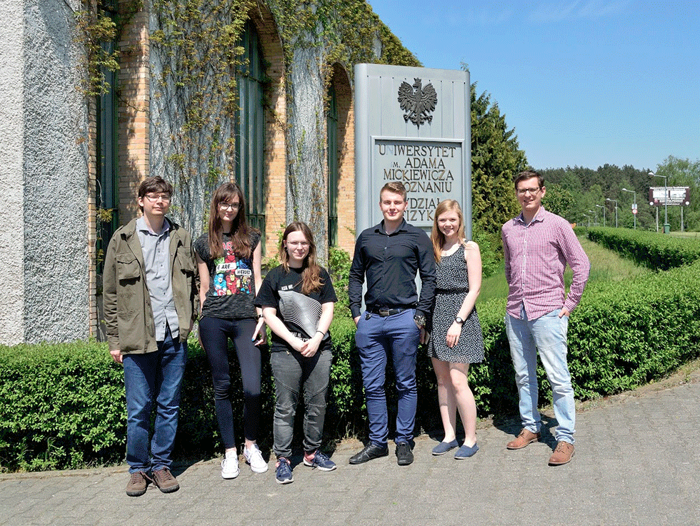 Zdjęcie -  “AdWords Business Finalist”, zespół Top 5 Europy (CID 229-223-9631) w składzie: Dawid Śliwiński (kapitan), Mateusz Halicki (wice), Iwona Piastanowicz, Anna Zadroga, Anna Topczewska, Tomasz Sikorski; studenci przygotowali i przeprowadzili kampanię dla serwisu sklepu HF Centrum Dystrybucyjnego hfcd.pl, oferującego produkty z kategoriach: BHP, pneumatyka, spawalnictwo jak również elektronarzędzia, narzędzia i farby.