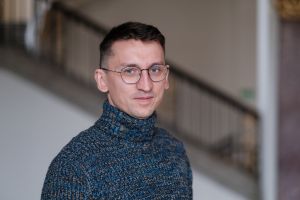 Prof. UAM Michał Bogdziewicz. Centrum z widokiem na las