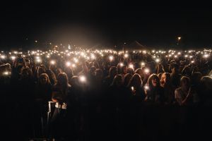 Photo presents the audiance at Juwenalia Poznań 2024