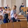 Grupa uczestników konferencji w sali wykładowej.