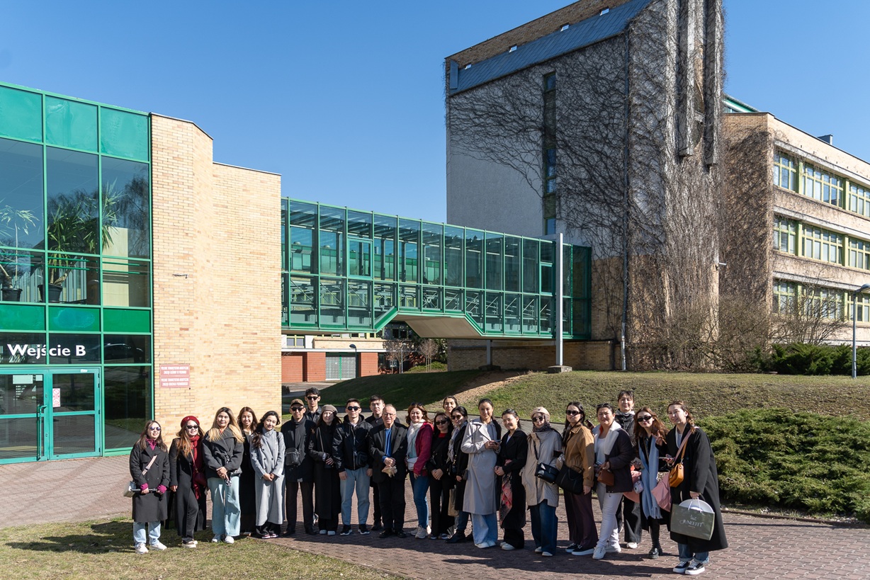 Internship Participants in front of the AMU Collegium Physicum