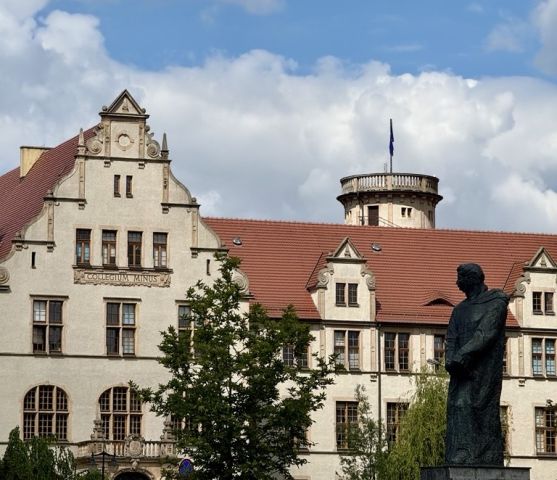 Collegium Minus i pomnik Adama Mickiewicza