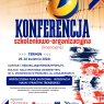 Plakat konferencji szkoleniowo-organizacyjnej z piłką siatkową w siatce, informujący o wydarzeniu licencyjnym 25–26 kwietnia 2026 na Uniwersytecie im. Adama Mickiewicza w Poznaniu.