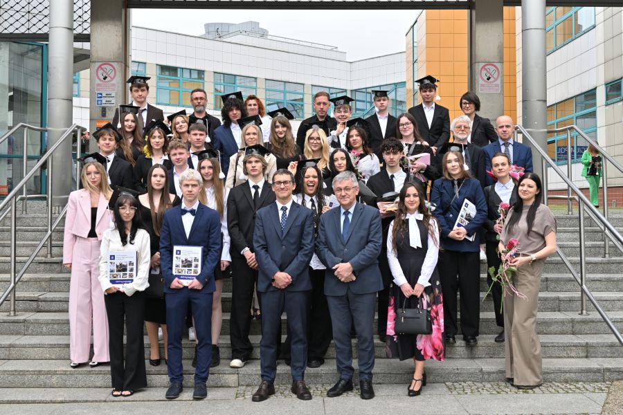 Pożegnanie maturzystów ULO - zdjęcie grupowe