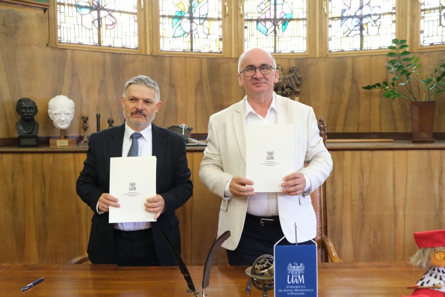 Prezes US i prorektor UAM podpisują umowę