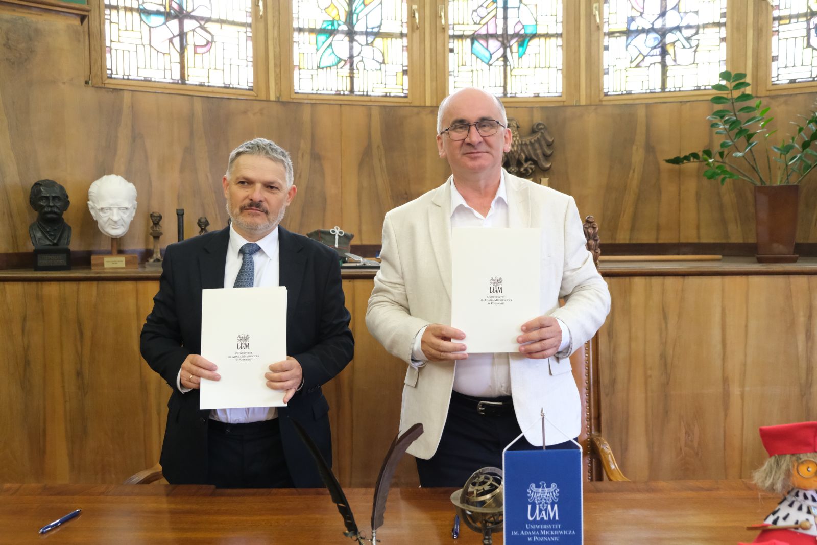 Prezes US i prorektor UAM podpisują umowę