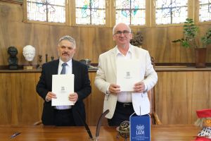 Prezes US i prorektor UAM podpisują umowę