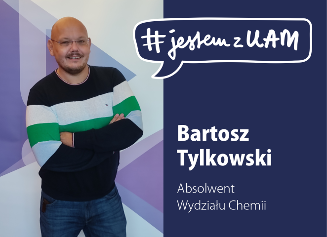 Grafika z serii „#jestem z UAM” przedstawia Bartosza Tylkowskiego, absolwenta Wydziału Chemii, stojącego z założonymi rękami na tle w odcieniach granatu i fioletu, obok napisu z jego imieniem i informacją o ukończonym wydziale.