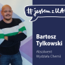 Grafika z serii „#jestem z UAM” przedstawia Bartosza Tylkowskiego, absolwenta Wydziału Chemii, stojącego z założonymi rękami na tle w odcieniach granatu i fioletu, obok napisu z jego imieniem i informacją o ukończonym wydziale.