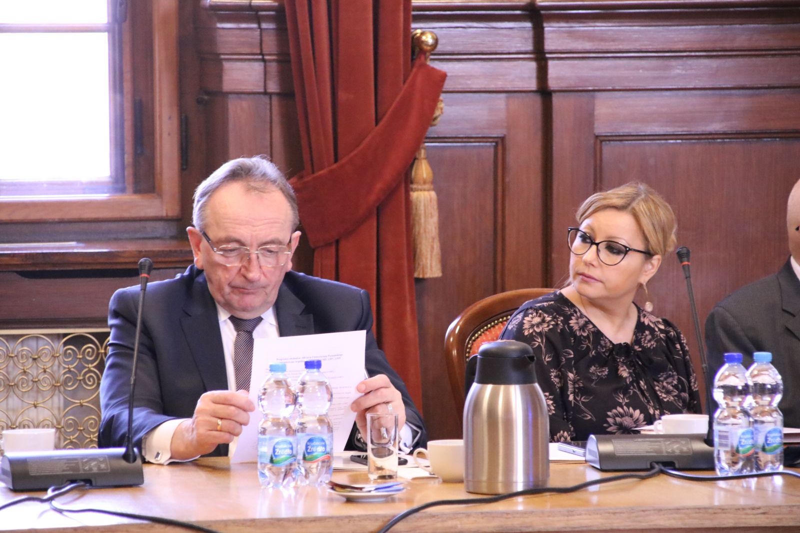 Podczas spotkania inaugurującego JM Rektor UAM wręczył akty powołania członkom komitetu