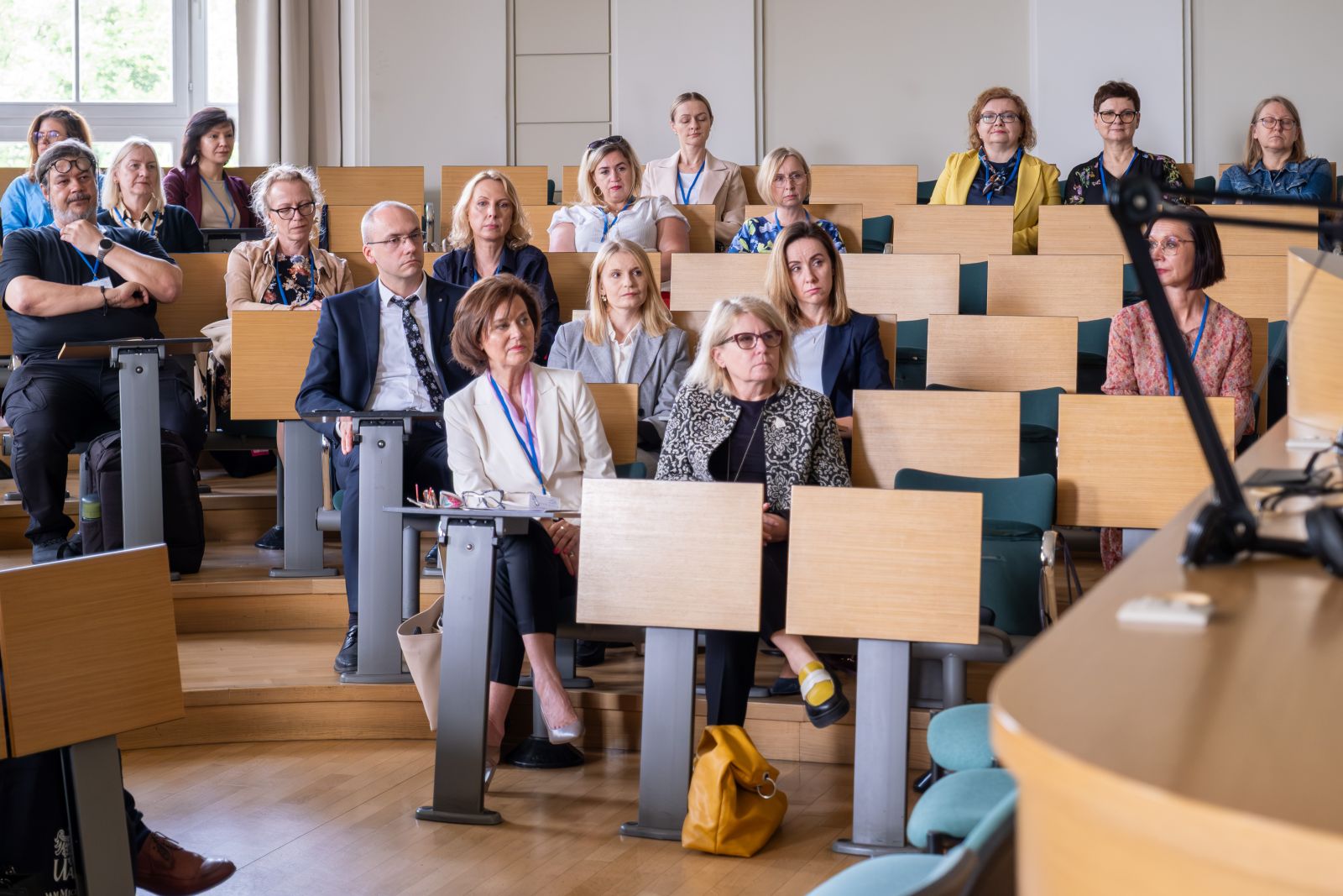 Grupa uczestników konferencji w sali wykładowej. Wśród nich JMR prof. Bogumiła Kaniewska.