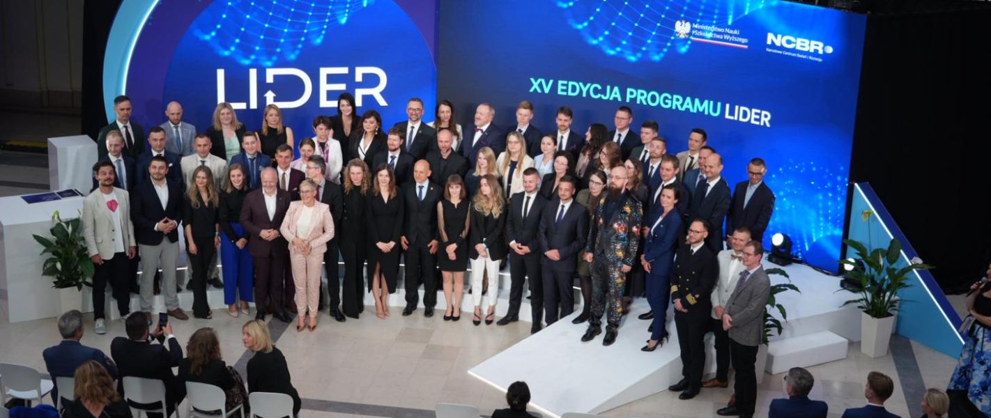 Grupa nagrodzonych osób, podczas uroczystości programu LIDER.
