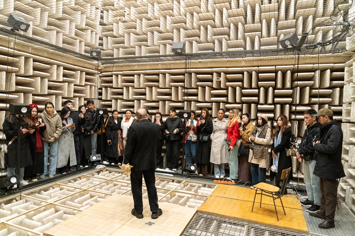 University Participants visiting the anechoic chamber located at the AMU Faculty of Physics and Astronomy