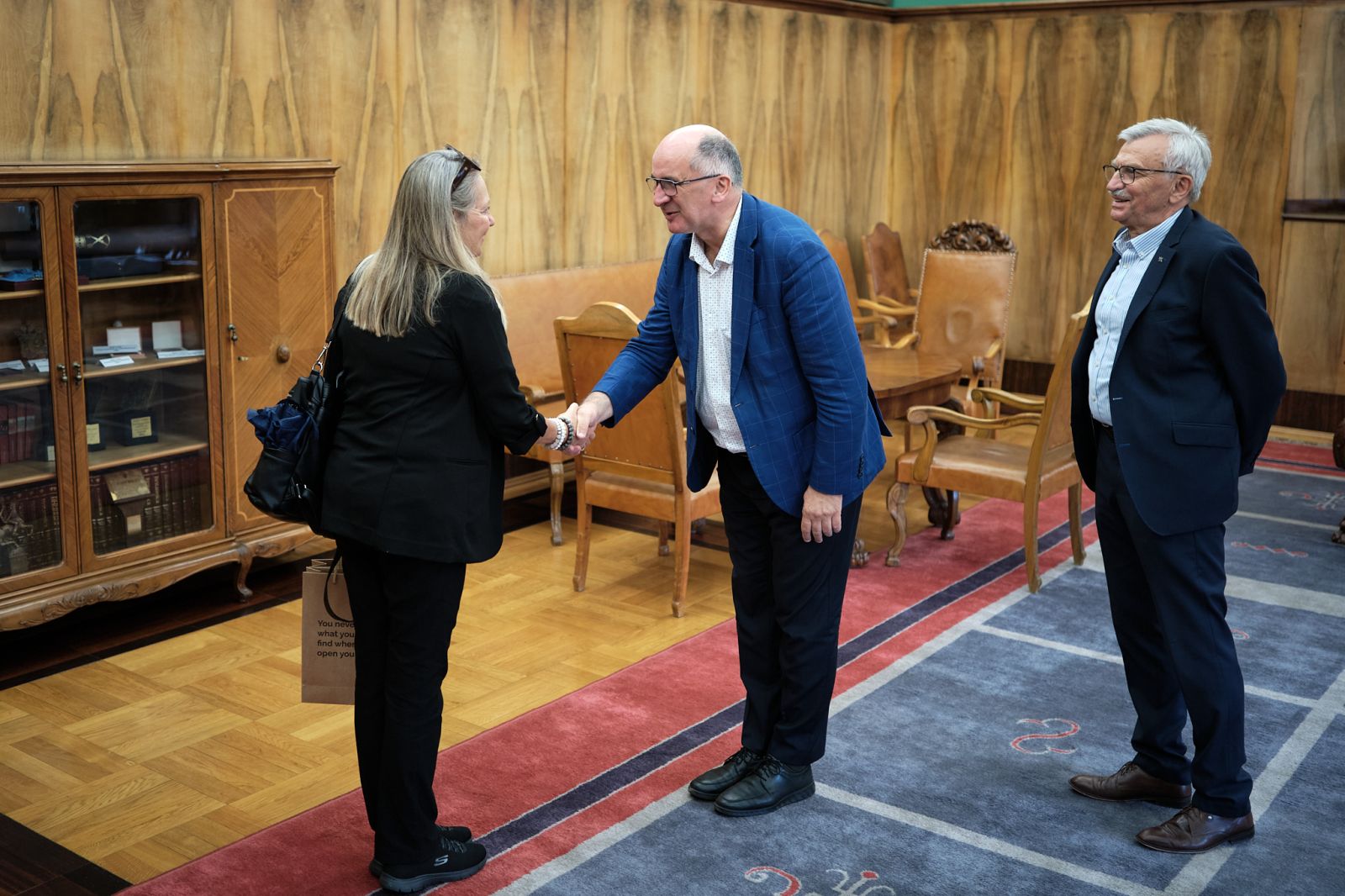 Prorektor prof. Michał Banaszak oraz prof. Bronisław Marciniak witają wicekonsul Beatę Paszyc