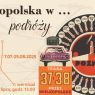 Plakat zapowiadający wystawę ‚Wielkopolska w podróży’, odbywającą się w Bibliotece Uniwersyteckiej w Poznaniu od 7 lipca do 29 sierpnia 2025 r. Projekt utrzymany w stylu retro, z motywami podróży – mapą, starym samochodem, walizką, tablicami kierunkowymi oraz napisem ‚Trasa 37 i 38 przez Wielkopolskę’. Po prawej stronie stylizowana grafika miasta Poznań i lista kierunków podróży.