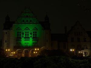 Budynek Collegium Minus podświetlony na zielono