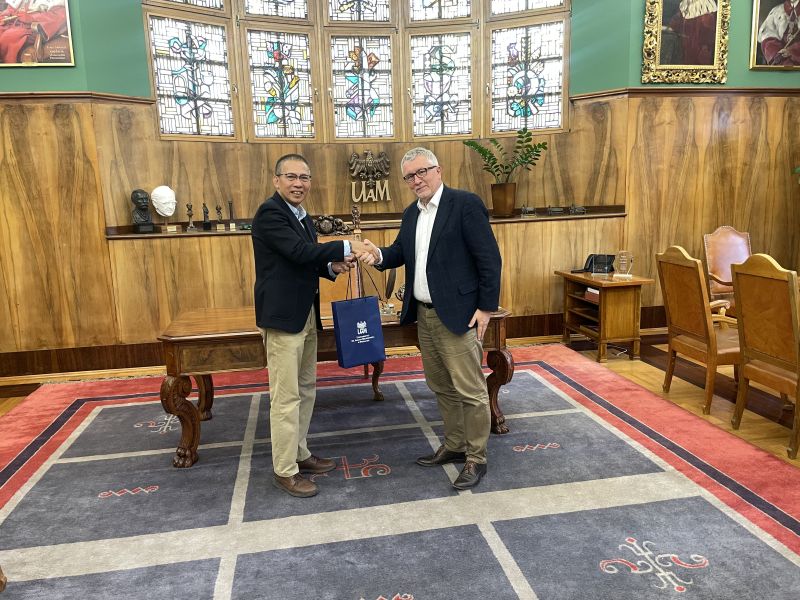Visit of the Charge d'Affaires of the Republic of Indonesia to AMU. Photo from the meeting with prof. Rafał Witkowski, Vice-Rector for International Cooperation, in the office of Her Magnificence the Rector. 