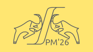 Grafika przedstawiająca dwa stylizowane koziorożce zwrócone ku sobie, po bokach symbolu całki matematycznej. Pod symbolem znajduje się napis „PM’26”. Całość utrzymana w żółto-szarej kolorystyce.