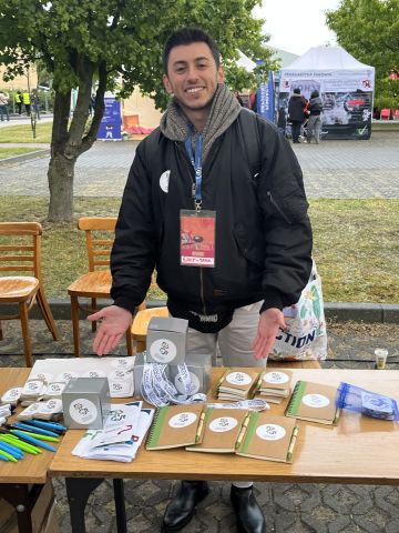Student Taha Musullu przy stoisku Epicur