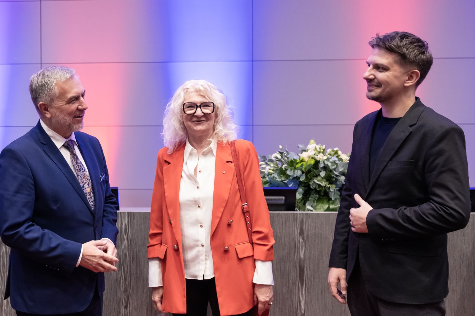 Marszałek Marek Woźniak, Prorektorka prof. Katarzyna Dziubalska-Kołaczyk oraz uczestnik wydarzenia