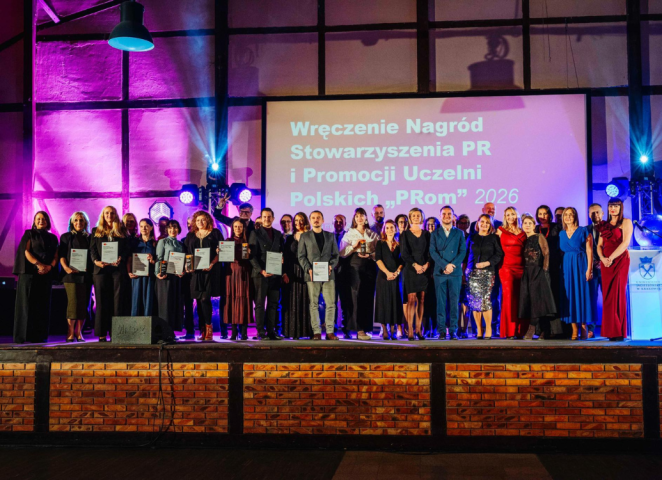 Grupa laureatów nagrody Stowarzyszenia PRom podczas gali rozdania nagród