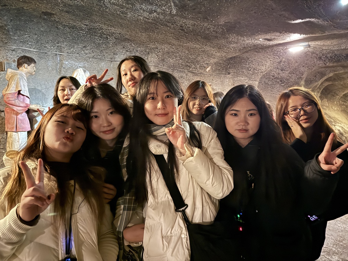  A photo of students at the Wieliczka Salt Mine 
