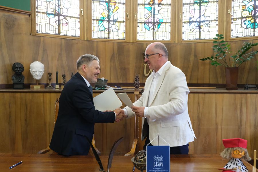 Prezes US i prorektor UAM podpisują umowę