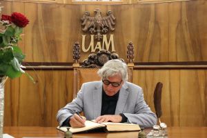 Prof. Marcel Piérart podczas składania podpisu