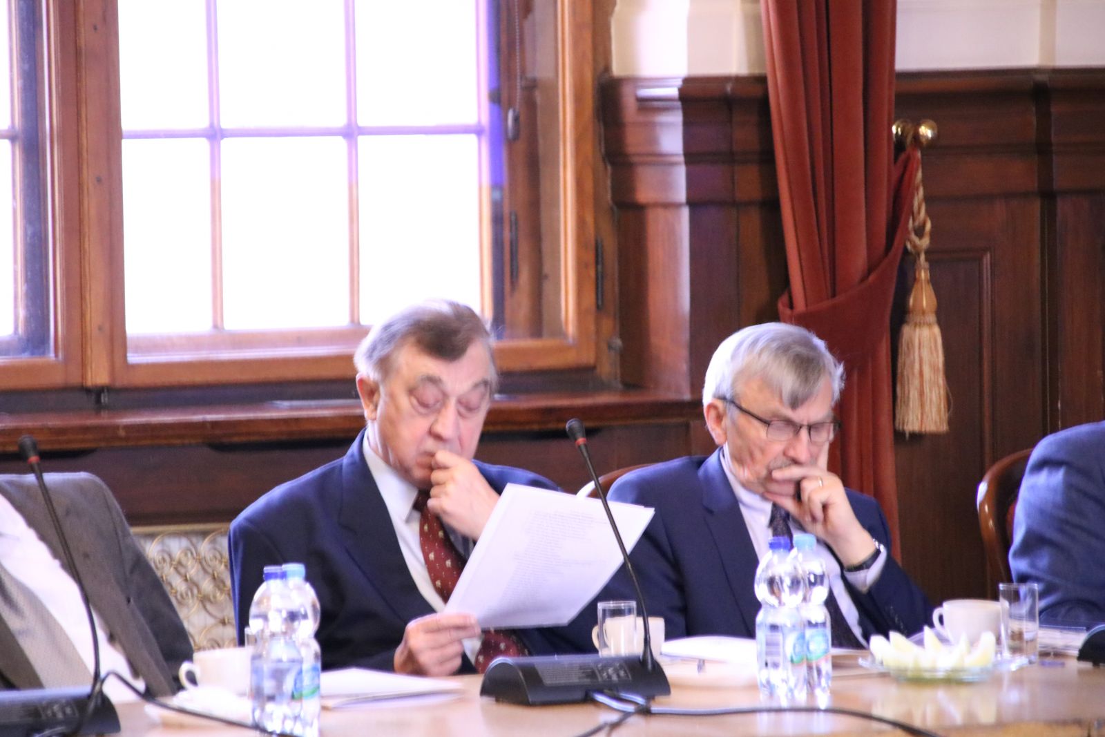Podczas inauguracji JM Rektor UAM wręczył akty powołania członkom komitetu