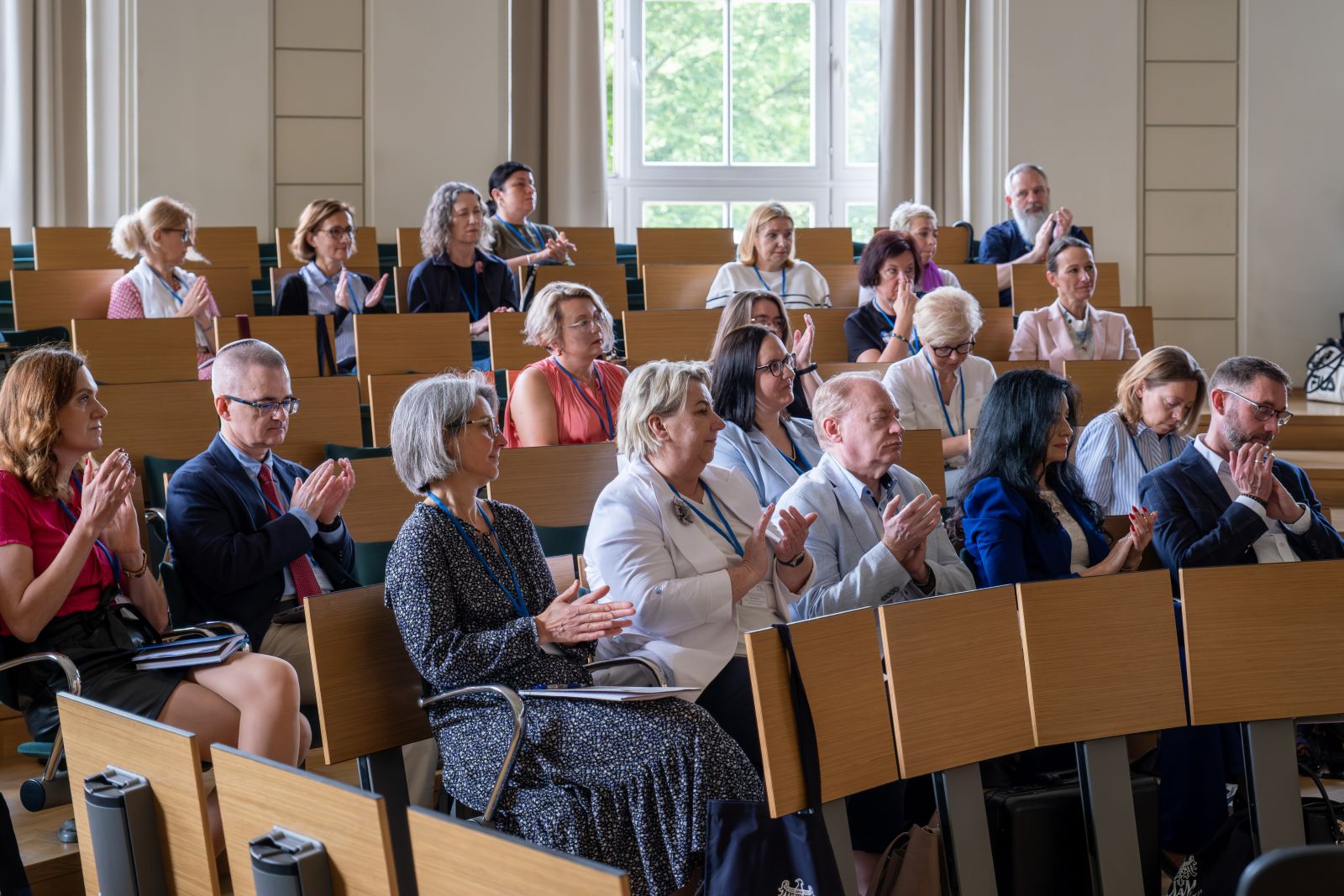 Grupa uczestników konferencji w sali wykładowej.