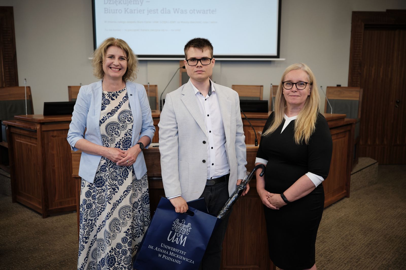 Prorektorka UAM prof. Joanna Wójcik i Kierowniczka Biura Karier Dorota Pisula z osobą nagrodzoną.