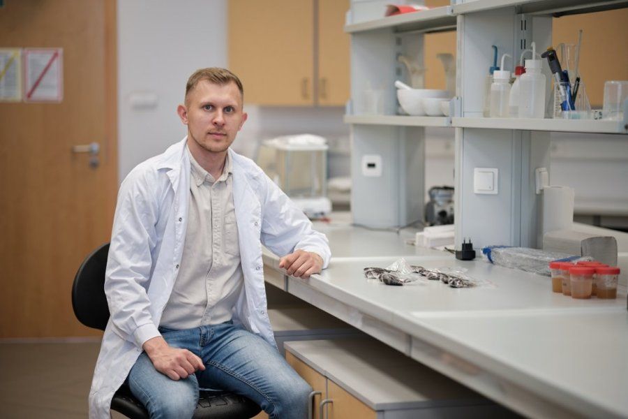 Mariusz Bąk w laboratorium