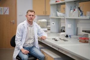 Mariusz Bąk w laboratorium