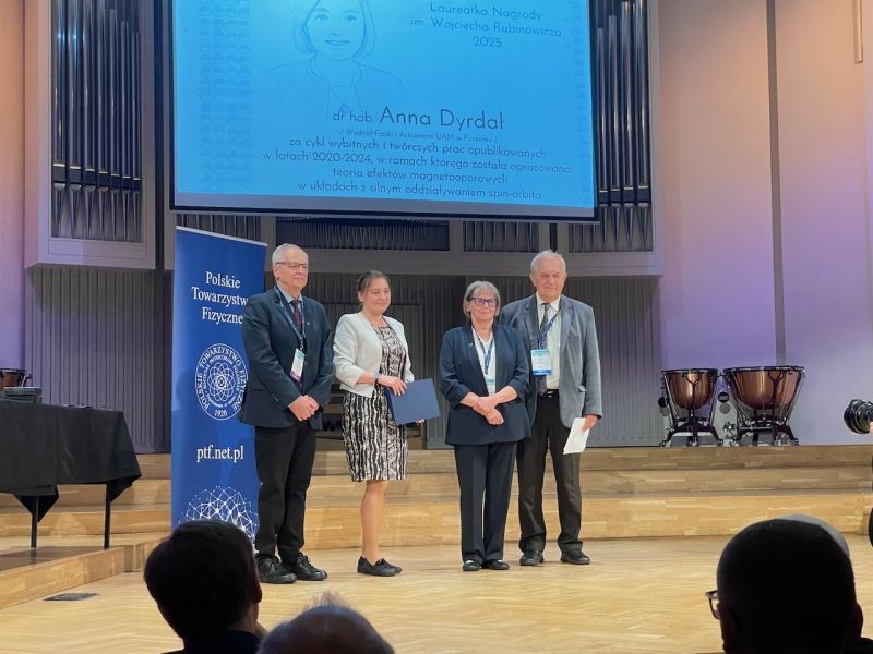 Prof. Anna Dyrdał podczas odbioru nagrody