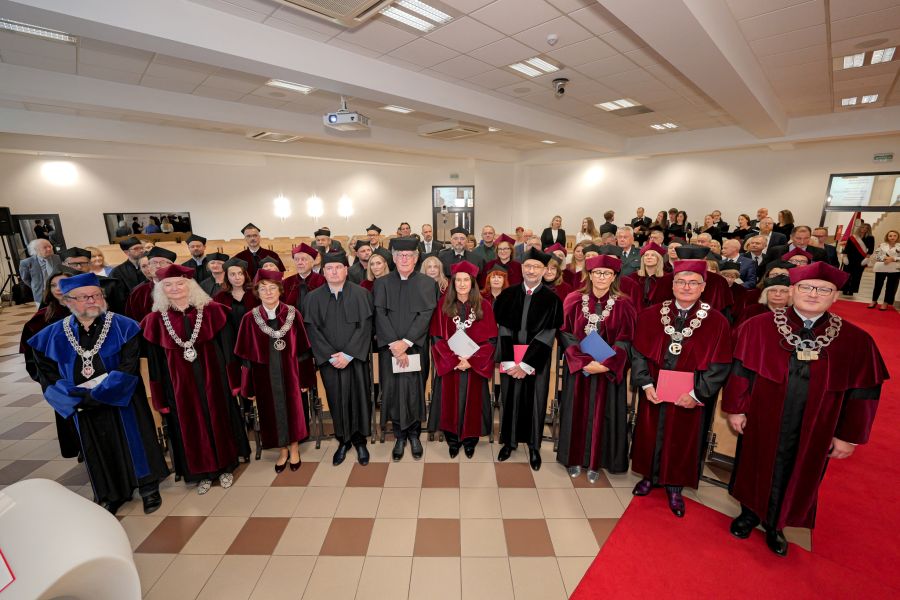 Zbiorowe zdjęcie osób obecnych na uroczystości