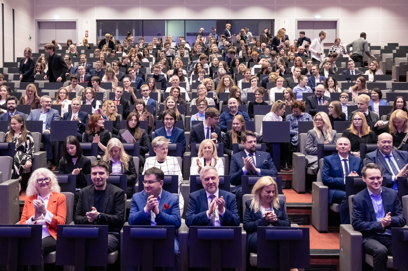 Widok pełnej sali podczas uroczystości