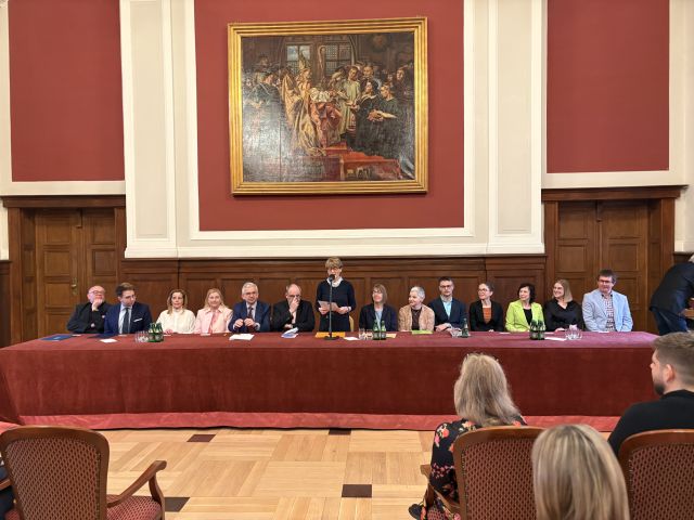 Uczestnicy uroczystego zakończenia Olimpiady w Sali Lubrańskiego