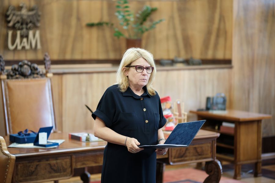 The posthumous award ceremony for the Alumno Bene Merenti medal to General Prof. Elżbieta Zawadzka, held in the AMU Rector's Office